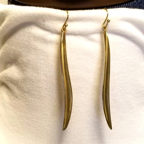#W34 RARE New Nordstrom brushed gold "Forge Ahead" Wavy Fish Hook Earrings - Picture 2 of 10